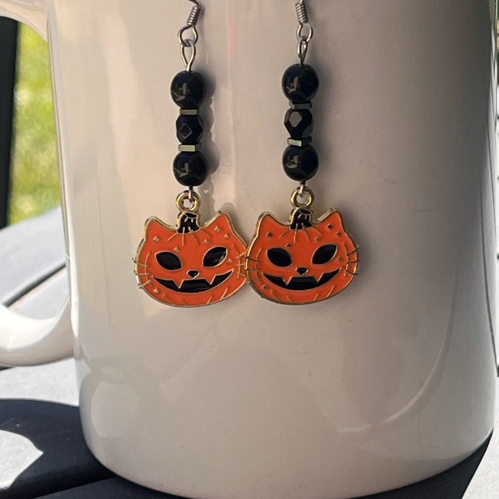 Jack o lantern cat earrings orange & black handcrafted - Picture 3 of 3